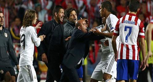 عقوبات الويفا في انتظار سيميوني وألونسو بسبب اقتحام ملعب نهائي دوري الأبطال 